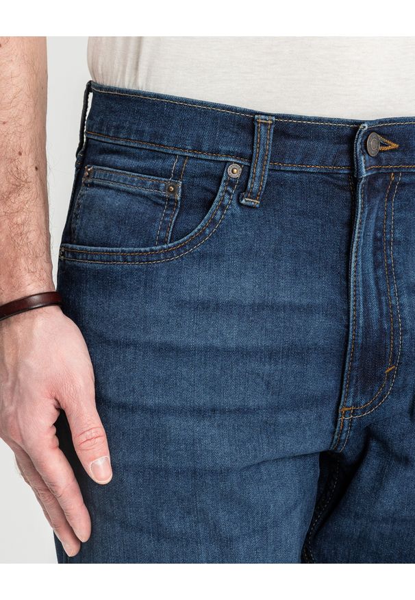 Męskie Spodnie Jeansowe Wrangler Athletic Fit Jagged 112352958. Okazja: na co dzień. Styl: casual, klasyczny