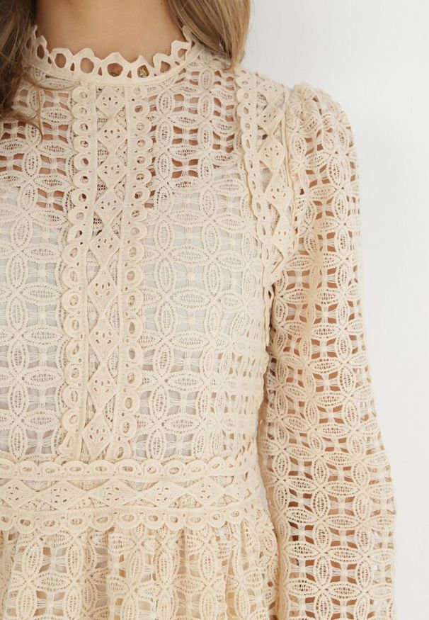 Born2be - Jasnobeżowa Koronkowa Sukienka Mini z Falbanką Kamari. Kolor: beżowy. Materiał: koronka. Wzór: gładki. Sezon: wiosna, lato. Długość: mini