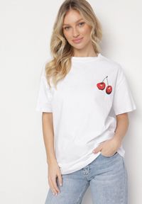 Born2be - Biały T-shirt Bawełniany z Obustronnym Nadrukiem Wiśni Isoriel. Okazja: na co dzień. Kolor: biały. Materiał: bawełna. Wzór: nadruk. Styl: casual, elegancki #1