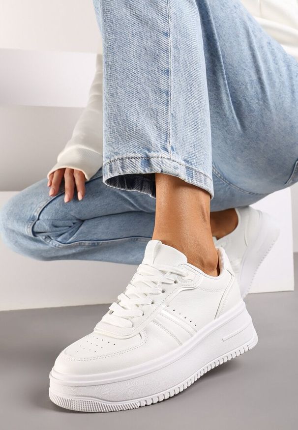 Born2be - Białe Klasyczne Sneakersy na Grubej Podeszwie z Perforacją Vlirisa. Okazja: na co dzień. Zapięcie: sznurówki. Kolor: biały. Materiał: jeans