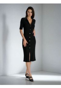 Sinsay - Dzianinowa sukienka w prążek z domieszką wiskozy - czarny. Kolor: czarny. Materiał: dzianina, wiskoza. Wzór: prążki #1