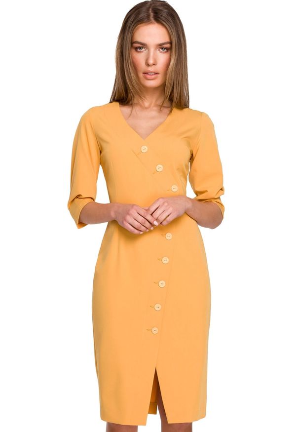 Sukienki.shop - Sukienka ołówkowa kopertowa z dekoltem V i ozdobnymi guzikami żółta. Okazja: do pracy, na komunię. Kolor: czerwony, żółty. Typ sukienki: kopertowe, ołówkowe. Styl: wizytowy