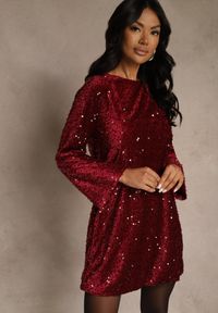 Renee - Czerwona Sukienka z Odkrytymi Plecami z Kokardą Zdobiona Cekinami Carilyera. Okazja: na imprezę. Typ kołnierza: kokarda. Kolor: czerwony. Materiał: wiskoza, elastan. Wzór: aplikacja. Styl: wizytowy, klasyczny #2