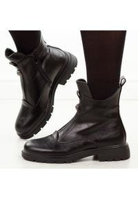 Czarne botki damskie M.Daszyński 2501-6. Okazja: na co dzień, na spacer. Kolor: czarny. Materiał: skóra. Sezon: zima, jesień. Styl: klasyczny, casual, elegancki