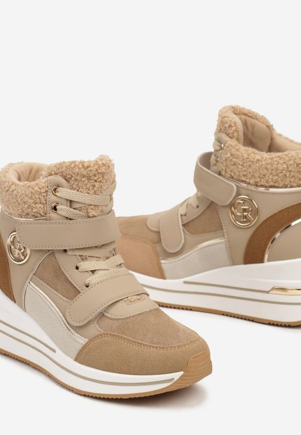 Born2be - Ciemnobeżowe Sznurowane Sneakersy na Koturnie ze Sztucznym Futrem i Metalicznymi Aplikacjami Leridras. Nosek buta: okrągły. Zapięcie: sznurówki. Kolor: beżowy. Materiał: futro. Wzór: aplikacja. Obcas: na koturnie. Wysokość obcasa: średni