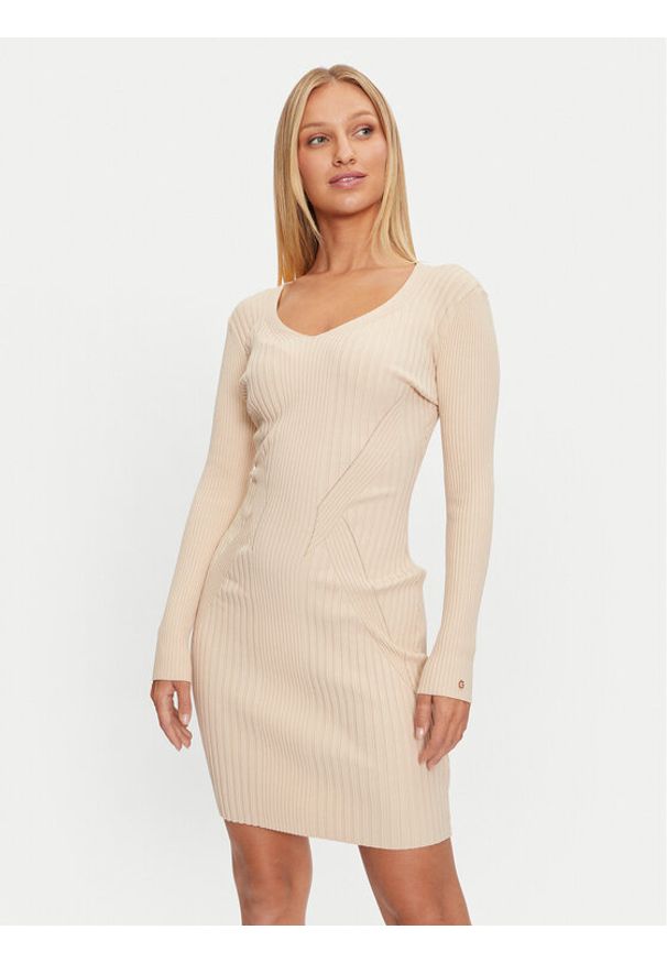 Guess Sukienka dzianinowa Isabella W4BK07 Z3HP2 Beżowy Slim Fit. Kolor: beżowy. Materiał: wiskoza