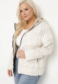 Born2be - Biała Kurtka Dwustronna z Kapturem i Ozdobnym Pikowaniem Helritis. Okazja: na co dzień. Typ kołnierza: kaptur. Kolekcja: plus size. Kolor: biały. Materiał: jeans. Długość rękawa: długi rękaw. Długość: długie. Styl: casual, elegancki #7