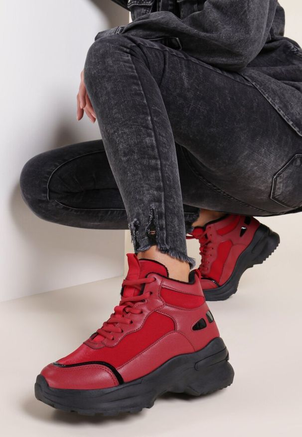 Renee - Czerwone Traperki Molreanes. Wysokość cholewki: przed kolano. Nosek buta: okrągły. Kolor: czerwony. Materiał: materiał. Szerokość cholewki: normalna. Wzór: aplikacja. Styl: sportowy