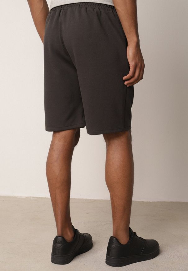 Born2be - Ciemnoszare Szorty Dresowe z Bawełną i Sznurkami Leofiel. Okazja: na co dzień, na spacer. Kolor: szary. Materiał: bawełna, dresówka. Wzór: napisy. Styl: casual, klasyczny