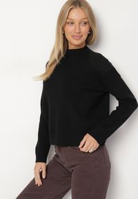 Born2be - Czarny Gładki Sweter o Pudełkowym Kroju ze Stójką Unessa. Okazja: na co dzień. Typ kołnierza: kołnierzyk stójkowy. Kolor: czarny. Materiał: jeans. Wzór: gładki. Styl: casual #5
