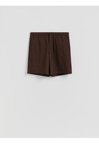 Reserved - Szorty loose fit - ciemnobrązowy. Kolor: brązowy. Materiał: wiskoza, tkanina #1