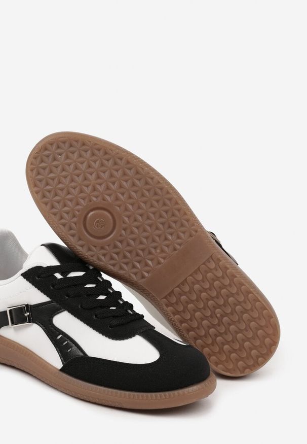 Born2be - Czarno-Białe Sneakersy w Stylu Kultowych Tenisówek z Ozdobną Klamerką Senaliera. Okazja: na co dzień. Zapięcie: sznurówki. Kolor: czarny. Materiał: jeans