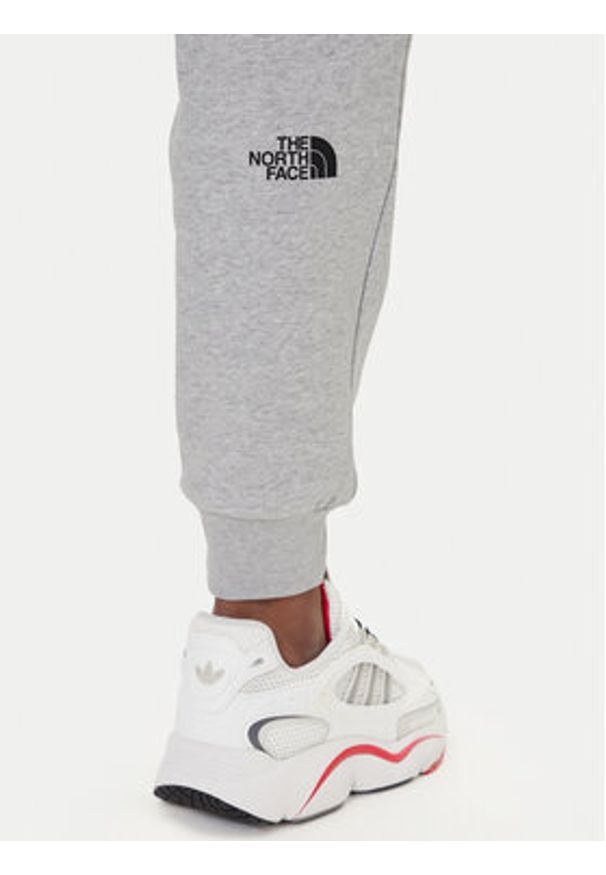 The North Face Spodnie dresowe Fine NF0A8C1K Szary Tapered Fit. Kolor: szary. Materiał: syntetyk, bawełna