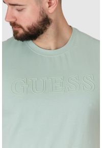 Guess - GUESS Pistacjowy t-shirt męski z wytłaczanym logo, Rozmiar M. Kolor: zielony. Wzór: aplikacja #3