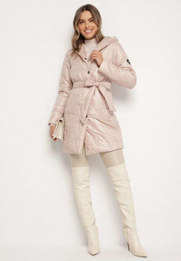 Born2be - Złoto-Różowa Kurtka z Pikowanymi Przeszyciami Kapturem i Wiązanym Paskiem Erlexie. Okazja: na spotkanie biznesowe, na co dzień, do pracy, na spacer. Kolor: złoty. Materiał: dzianina, jeans. Styl: biznesowy, klasyczny, casual