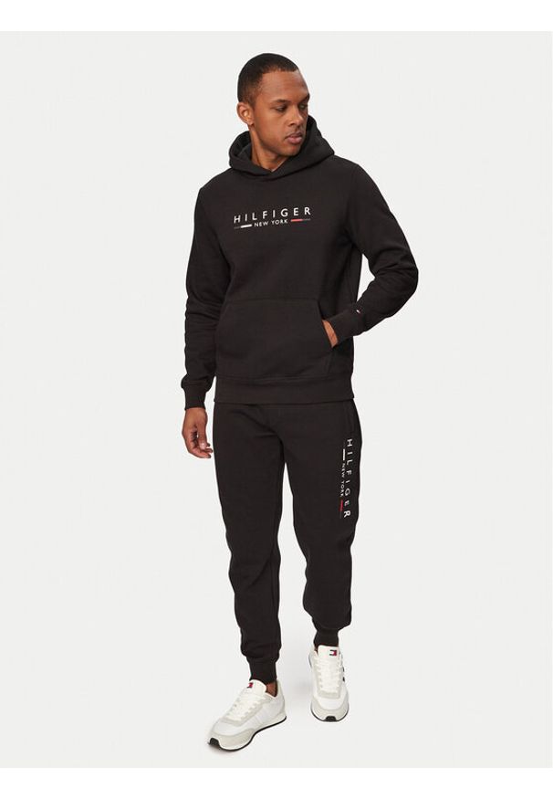 TOMMY HILFIGER - Tommy Hilfiger Komplet dresowy MW0MW29730 Czarny Regular Fit. Kolor: czarny. Materiał: syntetyk, bawełna