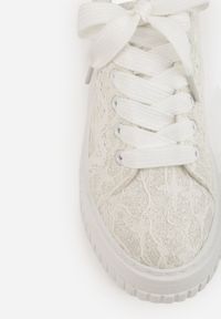 Renee - Białe Koronkowe Sneakersy na Platformie z Tłoczeniem i Brokatem Phisnell. Okazja: na co dzień. Kolor: biały. Materiał: koronka. Obcas: na platformie #6