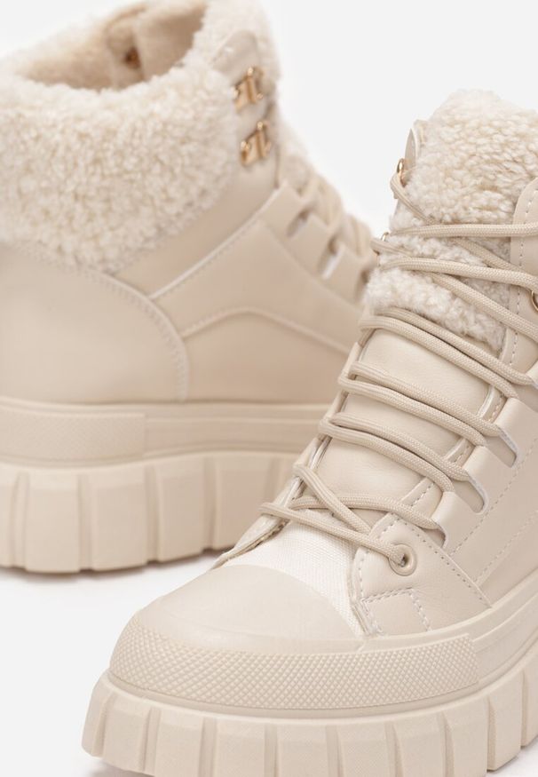 Born2be - Beżowe Botki na Platformie z Futerkiem Dorcva. Okazja: na uczelnię. Kolor: beżowy. Materiał: futro. Sezon: jesień. Obcas: na platformie. Styl: elegancki. Wysokość obcasa: średni