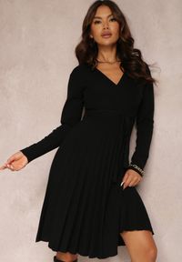 Renee - Czarna Sukienka Dzianinowa z Wiązaniem i Plisowanym Dołem Phelleira. Kolor: czarny. Materiał: dzianina. Długość rękawa: długi rękaw. Typ sukienki: kopertowe, plisowane. Długość: mini #5
