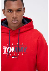 Tommy Jeans - Bluza bawełniana. Okazja: na co dzień. Kolor: czerwony. Materiał: bawełna. Wzór: nadruk. Styl: casual #4