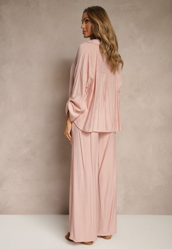 Renee - Różowy Komplet z Wiskozy w Stylu Oversize Szerokie Spodnie i Luźna Koszula na Guziki Natinne. Kolor: różowy. Materiał: wiskoza