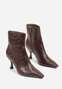 Renee - Brązowe Eleganckie Botki Vices na Kaczuszce Zdobione Tłoczeniem Brottalie. Okazja: na imprezę, na randkę. Kolor: brązowy. Materiał: satyna, skóra. Wzór: aplikacja. Obcas: na szpilce. Styl: elegancki. Wysokość obcasa: niski