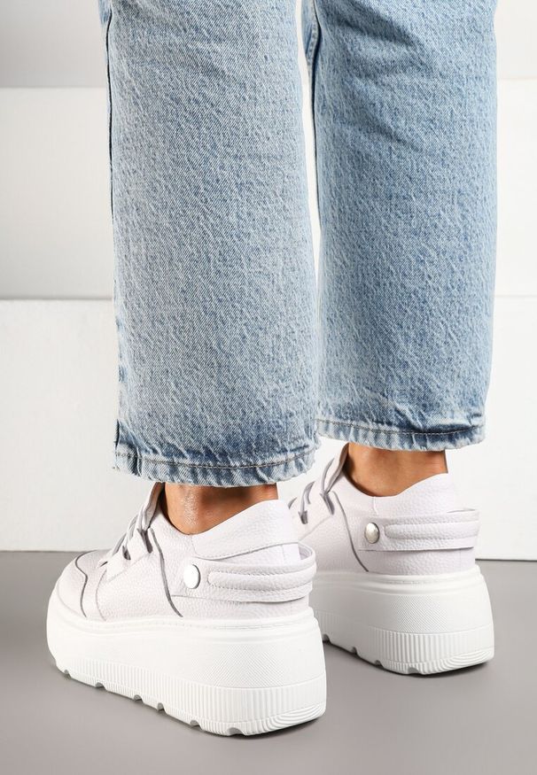Born2be - Białe Skórzane Sneakersy na Grubej Podeszwie Ozdobione Paskiem Reilana. Okazja: na co dzień. Zapięcie: pasek. Kolor: biały. Materiał: skóra. Wzór: aplikacja