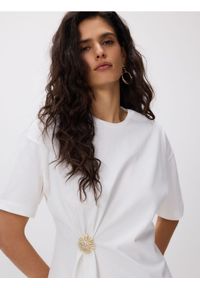 Reserved - T-shirt z ozdobną klamrą - złamana biel. Materiał: dzianina, bawełna #1