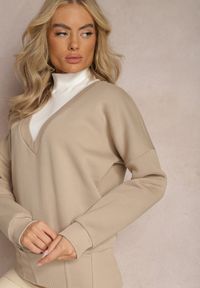 Renee - Beżowa Bawełniana Bluza z Trójkątnym Dekoltem Hydralia. Typ kołnierza: dekolt w serek. Kolor: beżowy. Materiał: bawełna. Długość rękawa: długi rękaw. Długość: długie #5