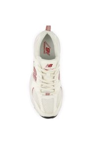 Buty dziecięce New Balance G5301MV – beżowe. Okazja: na uczelnię, na co dzień. Kolor: beżowy. Materiał: materiał, syntetyk, guma. Szerokość cholewki: normalna #3