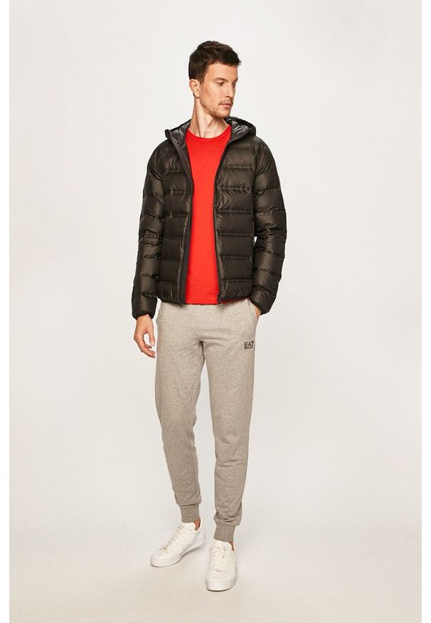 EA7 Emporio Armani - T-shirt. Okazja: na co dzień. Kolor: czerwony. Materiał: dzianina, materiał. Wzór: gładki. Styl: casual