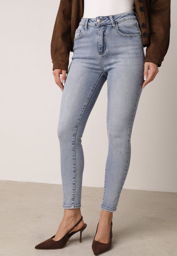 Born2be - Niebieskie Dopasowane Bawełniane Jeansy Neviline. Okazja: na co dzień. Kolor: niebieski. Styl: casual, klasyczny