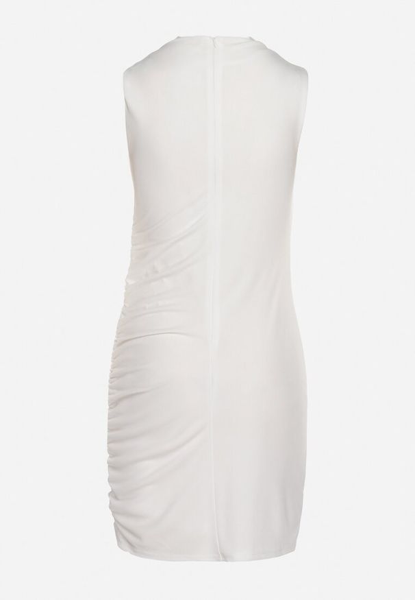 Born2be - Biała Sukienka o Dopasowanym Fasonie z Marszczeniem z Boku Celsia. Kolor: biały. Długość rękawa: bez rękawów. Styl: elegancki