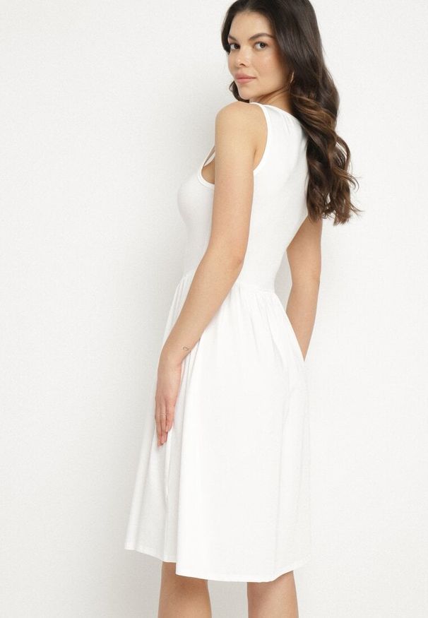 Born2be - Biała Sukienka z Wiskozą o Rozkloszowanym Kroju Edivane. Okazja: na co dzień. Kolor: biały. Materiał: wiskoza. Długość rękawa: na ramiączkach. Sezon: wiosna, lato. Typ sukienki: rozkloszowane. Styl: casual