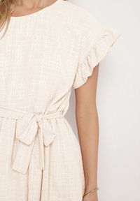 Born2be - Jasnobeżowa Sukienka Ozdobiona Falbankami i Paskiem Izulira. Typ kołnierza: kołnierz z falbankami. Kolor: beżowy. Wzór: aplikacja. Styl: elegancki #7