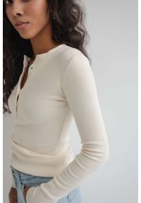 Marsala - Dopasowany top z dekoltem na zatrzaski w kolorze WARM BEIGE skin peach - MOODY NAP-XL. Kolor: beżowy. Materiał: materiał, dzianina, bawełna, elastan, prążkowany. Długość rękawa: długi rękaw. Długość: długie