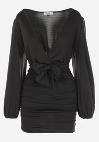 Born2be - Czarna Kopertowa Sukienka z Marszczeniem i Kokardą Marmo. Typ kołnierza: kokarda. Kolor: czarny. Wzór: aplikacja. Typ sukienki: kopertowe. Długość: mini #6