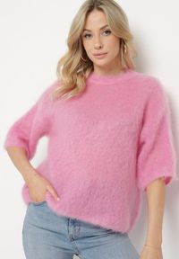 Born2be - Różowy Moherowy Sweter o Kroju Nietoperza z Rękawami 3/4 Eleanira. Okazja: na co dzień. Kolor: różowy. Materiał: moher. Wzór: ze splotem, aplikacja. Sezon: jesień, zima. Styl: klasyczny, casual, elegancki #3