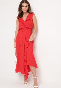 Born2be - Czerwona Sukienka Mellothee. Okazja: na imprezę. Typ kołnierza: kołnierz z falbankami. Kolor: czerwony. Materiał: materiał. Typ sukienki: kopertowe. Styl: wizytowy, elegancki. Długość: midi #3