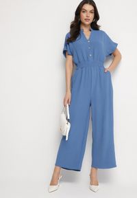 Born2be - Granatowy Kombinezon z Wiskozy z Gumką w Talii i Dekoltem w Serek z Guzikami Nisella. Okazja: na co dzień. Kolor: niebieski. Materiał: wiskoza. Długość rękawa: krótki rękaw. Długość: krótkie. Styl: elegancki, casual #5
