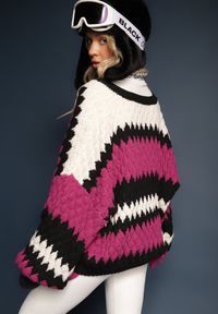Renee - Fuksjowy Oversize Sweter z Trójkątnym Dekoltem z Ozdobnej Dzianiny Klinerda. Kolor: różowy. Materiał: dzianina. Wzór: kolorowy. Sezon: zima, jesień #5