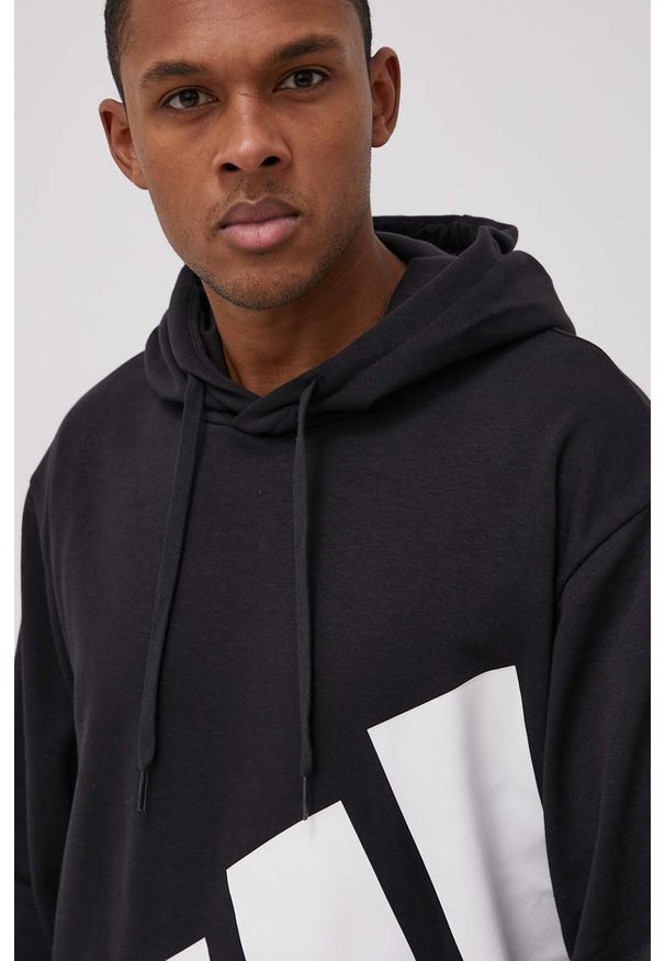 Adidas - adidas Bluza męska kolor czarny z kapturem z nadrukiem. Typ kołnierza: kaptur. Kolor: czarny. Materiał: poliester. Wzór: nadruk