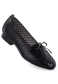 Półbuty damskie lordsy ażurowe czarne Jezzi 222-5. Kolor: czarny. Materiał: skóra ekologiczna. Szerokość cholewki: normalna. Wzór: ażurowy #1