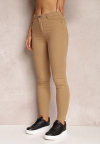 Renee - Beżowe Spodnie Skinny Eulalia. Kolor: beżowy. Materiał: tkanina. Długość: długie. Wzór: gładki. Styl: klasyczny #5