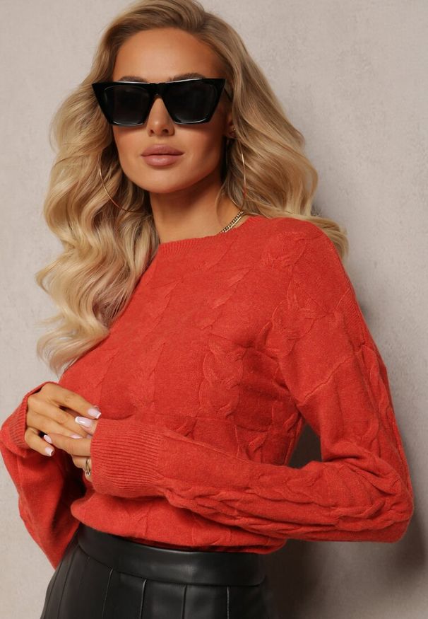 Renee - Pomarańczowy Warkoczowy Sweter z Długim Rękawem i Ściągaczami Kaviss. Kolor: pomarańczowy. Materiał: dzianina. Długość rękawa: długi rękaw. Długość: długie. Wzór: ze splotem. Styl: klasyczny