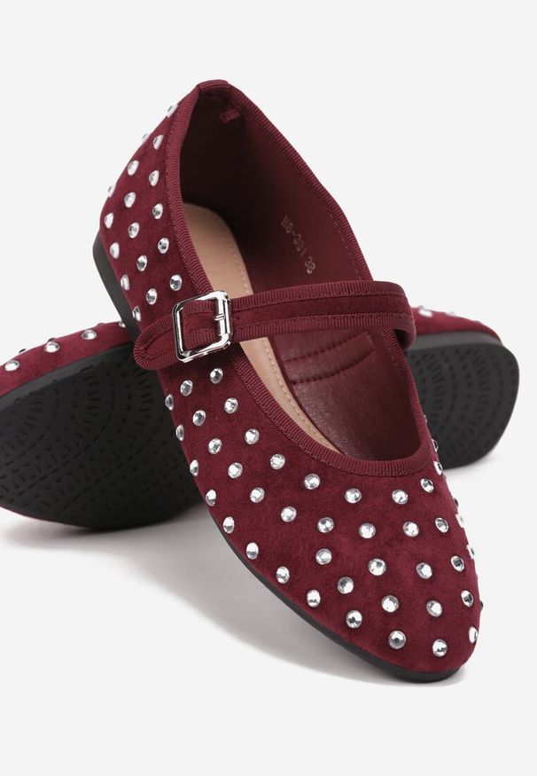 Renee - Bordowe Balerinki z Ekozamszu z Zapięciem na Klamerkę Ozdobione Cyrkoniami Daisanna. Kolor: czerwony. Wzór: aplikacja. Obcas: na obcasie. Styl: elegancki. Wysokość obcasa: niski