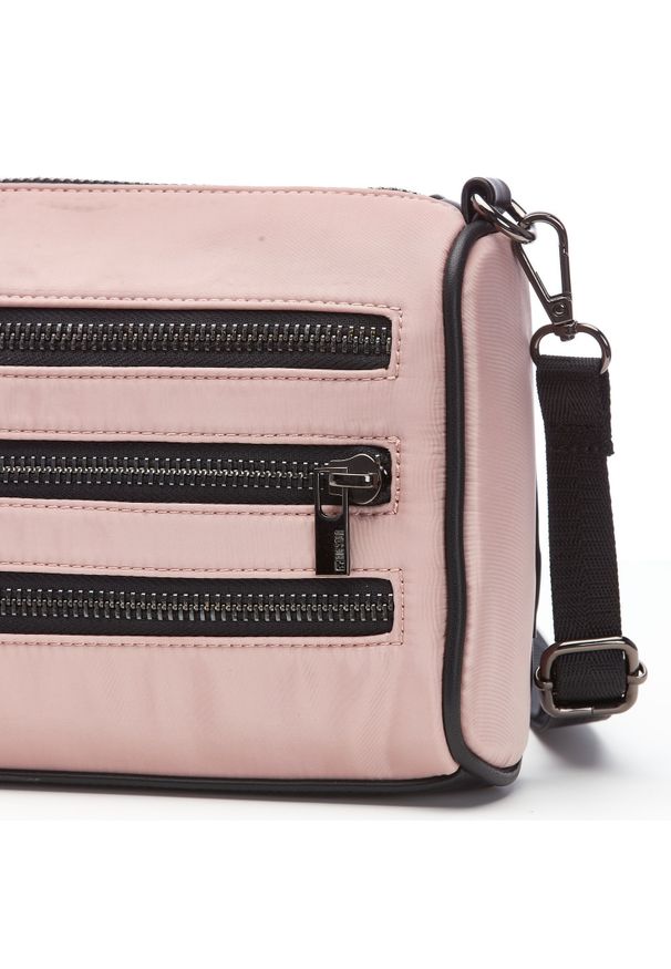 Big Star Accessories - Różowa Torebka Damska Big Star Modna Listonoszka. Kolor: różowy. Wzór: aplikacja. Sezon: lato, wiosna. Styl: sportowy, elegancki, casual