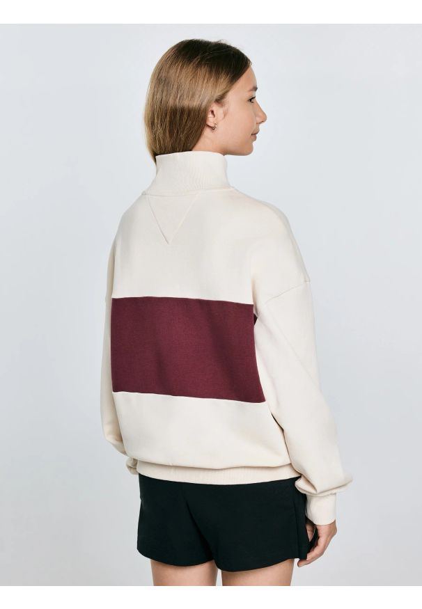 Big-Star - Bluza dziewczęca z krótkim zamkiem kremowa Rossalia 103. Okazja: na uczelnię, na spacer, na co dzień. Kolor: biały. Materiał: dresówka, dzianina. Długość: krótkie. Wzór: ze splotem, haft, aplikacja. Styl: casual