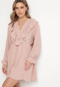 Born2be - Różowa Rozkloszowana Sukienka o Kopertowym Kroju z Falbankami Celonara. Okazja: na imprezę. Typ kołnierza: kołnierz z falbankami. Kolor: różowy. Typ sukienki: kopertowe. Styl: elegancki #1