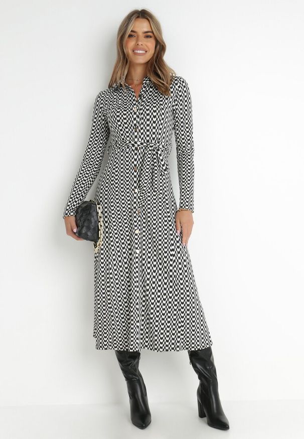 Born2be - Czarna Sukienka Rozkloszowana Długa Def. Kolor: czarny. Materiał: dzianina, materiał. Wzór: geometria. Typ sukienki: koszulowe, dopasowane. Styl: klasyczny. Długość: maxi